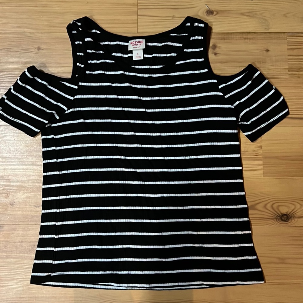 Mossimo Supply Co. brand. Size: Small. Cold shoulder stripe top. Ribbed cotton.